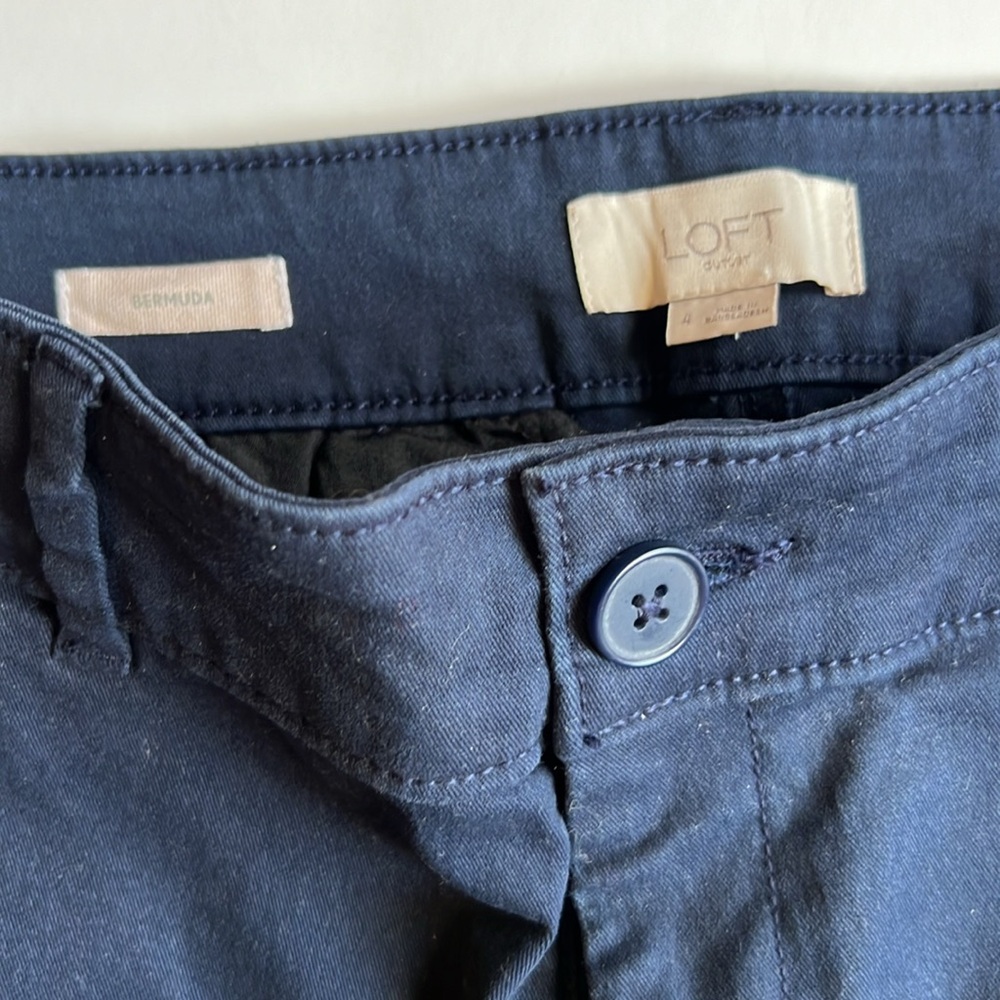 Loft Outlet navy blue burmuda roll shorts, size 4 - Picture 2 of 5